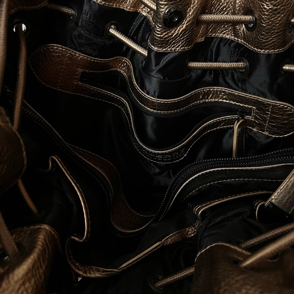 Authentic Burberry Gold Bag size large - Picture 8 of 8